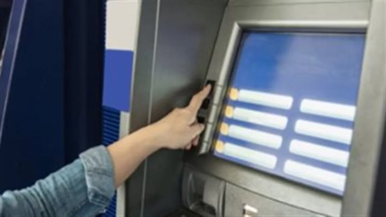 تحول تقني.. البنوك المصرية تطلق خدمات السحب عبر تقنية اللاتلامس في الصرافات